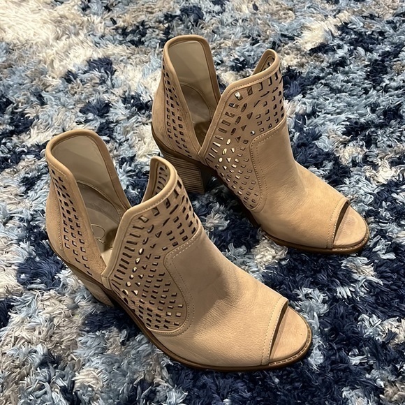 Jessica Simpson Women's Cherrell Ankle Bootie, tan‎ 9.5 - Picture 3 of 10